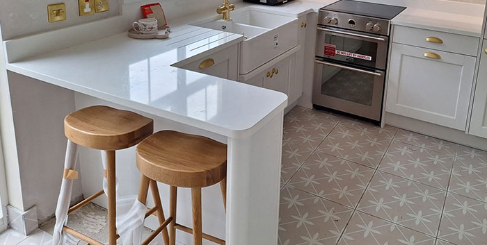 PH Fireplaces white kitchen with breakfast bar